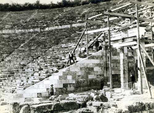 Φωτογραφία από τα �ργα αναστήλωσης της δυτικής πύλης του Αρχαίου Θεάτρου της Επιδαύρου. Αρχείο της εν Αθήναις Αρχαιολογικής Εταιρείας.    