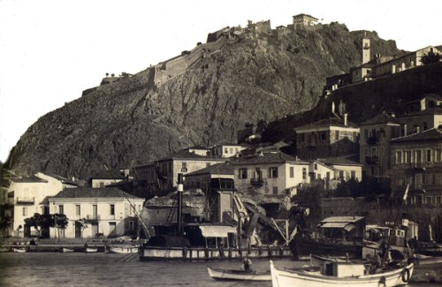 Ναύπλιο δεκαετία 1930 ( Αρχείο: Αργολική Αρχειακή Βιβλιοθήκη ). Ναύπλιο δεκαετία 1930 ( Αρχείο: Αργολική Αρχειακή Βιβλιοθήκη ).