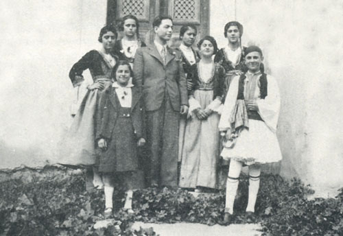 Ο πρόεδρος του Συλλόγου Ν�α Ζωή, Γεώργιος Θωμόπουλος, με ομάδα του Συλλόγου σε Εθνική Εορτή 1937.