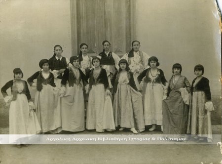 Καποδιστριακό Άργος.  Λίγο πριν την παρέλαση της 25ης Μαρτίου 1933 ( Αρχείο: Καλλιόπη Κιτσοπούλου).