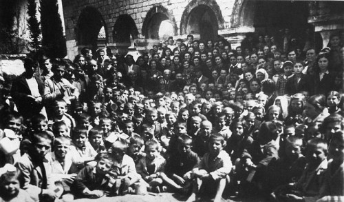 Κατοχή. Προαύλιο Ιερού Ναού Ιωάνου του Προδρόμου στο Άργος.