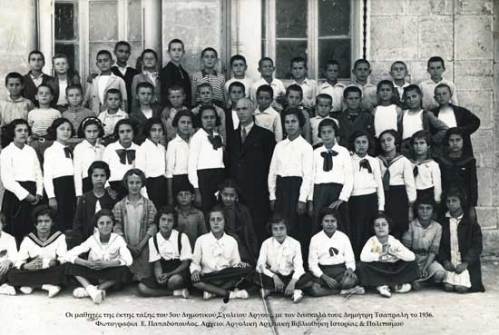 Οι μαθητ�ς της �κτης τάξης του 3ου Δημοτικού Σχολείου Άργους με τον δάσκαλό τους Δημήτρη Τσαπραλή το 1936.  