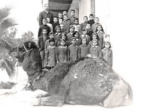 Ο δάσκαλος Κ. Μπουντούρης με τους μαθητ�ς του περίπου το 1968.