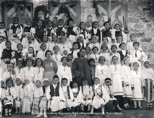 25η Μαρτίου 1938. Δημοτικού Σχολείου Αγίου Αδριανού, δάσκαλοι Σούλα Φλ?σσα, Ζ?ρβας.