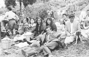 Δεκαετία του 50. Εορτή των Μυροφόρων στο μοναστήρι Αγ. Δημήτριος. 