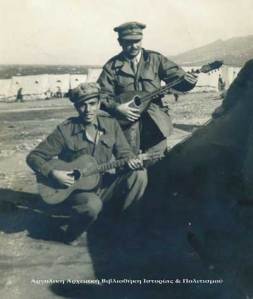 Όρθιος με το μαντολίνο ο Κώστας Φλέσσας και καθιστός με την κιθάρα ο Γρηγόρης Μπιθικότσης στη Μακρόνησο το 1948. Αρχείο: Μιχάλη & Ελένης Φλέσσα. 