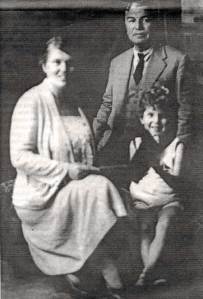 Ο Τάσος Τσακόπουλος, η γυναίκα του Ελευθερία και ο γιός του Αρίσταρχος. Τρίπολη 1932.