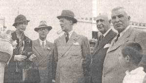 Από δεξιά προς αριστερά: Ο Τάσος Τσακόπουλος, ο τότε δήμαρχος Άργους Κ. Μπόμπος, οι πρίγκιπες Ανδρέας και Χριστόφορος και η σύζυγος του Χριστόφορου έξω από το Δημαρχείο Άργους το 1936. 