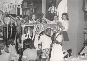 Στολισμός Επιταφίου γύρω στα 1970.