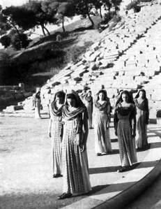 Ιππόλυτος - Είσοδος του χορού. Επίδαυρος 1954. Αρχείο Θεατρικού Μουσείου.  