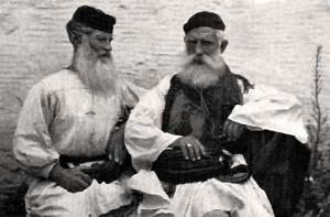 Τριπολιτσιώτες προύχοντες με εθνική ενδυμασία. Φωτογραφία Nelly’s περίπου το 1930.