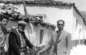 Ο τελευταίος  ντελάλης των Διδύμων Παναγής (αριστερά) με τον φωτογράφο Στέφο Αλεξανδρίδη.  