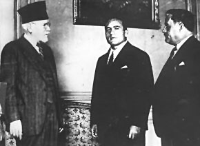 Ο πρωθυπουργός Ελευθέριος Βενιζέλος με τον Τζιμ Λόντο και τον Δημήτριο Τόφαλο. 