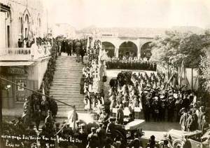 Μεταφορά των οστών του Θ. Κολοκοτρώνη, δοξολογία στον Μητρ. Ναό του Αγ. Βασιλείου, 10 Οκτ. 1930. (φωτογραφικό αρχείο Ζαχ. Ζαχαρόπουλου) 