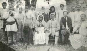 Γάμος Γεωργίου Πασσά ( Φέσα ), το 1924. Ο Γιώργης Ράπτης (Γκούλιας) παίζει πίπιζα και ο γιός του Τάκης νταούλι.  