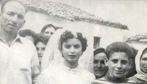 Καρυά δεκαετία 1950. Κωνσταντίνα Μπλάφα, αριστερά ο πατέρας της Ηλίας. 