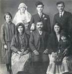 Αναμνηστική νυφική φωτογραφία, όπου ξεχωρίζουν τρεις τύποι αμφίεσης.