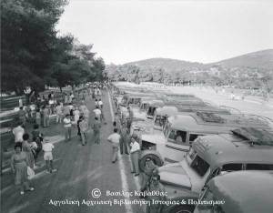 Οι θεατές καθ’ οδόν για το θέατρο.