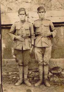 Λίγο πριν να φτάσουν στο μέτωπο : «Σόμα δίχος ψυχή – κορμί και δεν κινήτε – ενθίμιο Στρατού – ποτές δεν λισμονήτε».