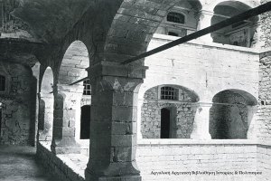 Εσωτερικές στοές του Μεντρεσέ.