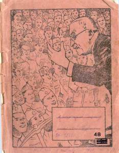 Στο εξώφυλλο του τετραδίου που χρησιμοποιείται από τον στρατιώτη Δ. Σιώτο, εικονίζεται ο Ι. Μεταξάς να μιλάει στους φαντάρους.