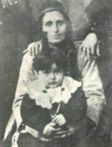 Στην αγκαλιά της γιαγιάς του.