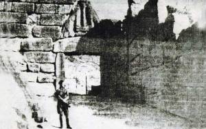 Ιταλός καραμπινιέρος στις Μυκήνες: Η περίφημη «Πύλη των Λεόντων», φρουρείται από τα Ιταλικά στρατεύματα κατοχής. Ιστορικό Φωτογραφικό Αρχείο της Ιταλίας.