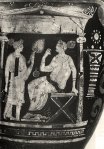 Κυρία, η οποία απολαμβάνει τον ελεύθερο χρόνο της, ενώ μια δούλη τη δροσίζει κουνώντας μια βεντάλια. Αμφορέας της Απουλίας των μέσων του 4ου αι.&nbsp;π.χ.