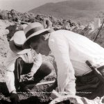 Ο Κώστας Ντάσσης (Μπακακάς) από τις Μυκήνες ήταν προϊστάμενος. Εδώ καθώς ανασκάπτει το εργαστήριο αγγειοπλαστικής. 1938 (φωτ. Βο Ηellman, Αρχείο&nbsp;Μπερμπάτι).