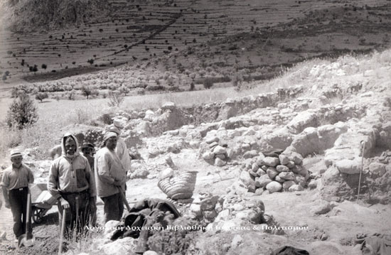 Μπερμπάτι. Ανασκαφή του εργαστηρίου αγγειοπλαστικής στην ανατολική κλιτύ του Μαστού. Τρεις από τους άνδρες έχουν αναγνωριστεί. Αριστερά ο Παναγιώτης Κρεμμύδας ο άνδρας με το μαντήλι στο κεφάλι είναι ο πατέρας του Αντώνιος Κρεμμύδας αριστερά του ο Γεώργιος Πανούσης (;). (Αρχείο&nbsp;Μερμπατιού).