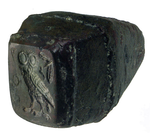 Σφραγίδα – μήτρα με την παράσταση της γλαύκας και τα σύμβολα της πόλης των Αθηνών για την αποτύπωση παράστασης στο&nbsp;νόμισμα.