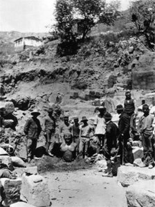 Το πάνω τμήμα του αγάλματος του Βίτονα κατά τη διάρκεια της ανακάλυψής του. Γαλλική Αρχαιολογική Σχολή.