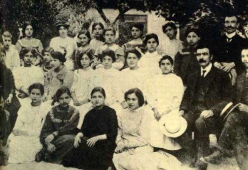 Μαθήτριες και διδάσκοντες του Παρθεναγωγείου Βόλου το 1910.