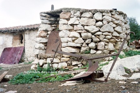 Αλέτρι. Αρκαδικό Αργολίδας. Αρχείο: Αργολική Βιβλιοθήκη. Φωτογραφία: Γιώργος Αντωνίου. Δημοσιεύεται και στο λεύκωμα «Η Αργολίδα που φεύγει», εκδόσεις Εκ Προοιμίου, 2007.