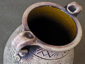 Κιούπι - Βάζο, με χερούλια φτιαγμένο στον τροχό (σύγχρονη κατασκευή).