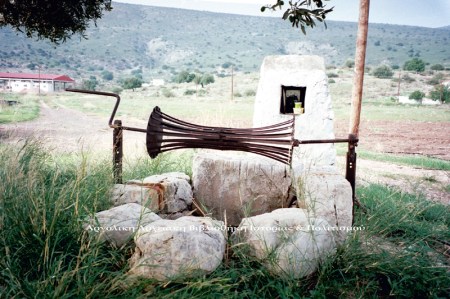 Μαγγανοπήγαδο στα Ίρια του Δήμου Ναυπλίου. Αρχείο: Αργολική Βιβλιοθήκη. Φωτογραφία: Γιώργος Αντωνίου. Δημοσιεύεται και στο λεύκωμα «Η Αργολίδα που φεύγει», εκδόσεις Εκ Προοιμίου, 2007.  