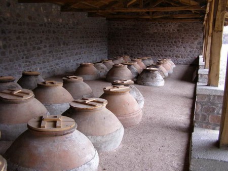 Κιούπια  σε ελαιοτριβείο. Φώτο: Μουσείο Βιομηχανικής ελαιουργείας στην Αγία Παρασκευή Λέσβου.