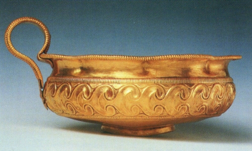 Χρυσό κύπελλο με περίτεχνη έκτυπη διακόσμηση φύλλων κισσού από το θαλαμωτό τάφο 10.   