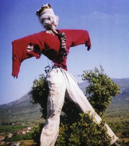 Σκιάχτρο. Κοκκινάδες Δήμου Ασκληπιείου. Φωτογραφία: Γιώργος Αντωνίου. Δημοσιεύεται στο λεύκωμα, Η Αργολίδα που φεύγει, εκδόσεις Εκ Προοιμίου, 2007.