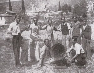 Νέοι από την Άρεια διασκεδάζουν με τη χρήση γραμμοφώνου, στο αλώνι της Αγίας Μονής, 1944. 