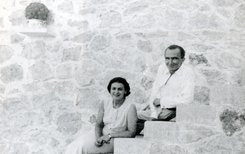 Ο Νίκος Καζαντζάκης με την Lea Dunkelblum-Levin στην Αίγινα. Δημοσιεύεται στο Περιοδικό «Δέντρο», τεύχος 155-156, Μάιος 2007.  