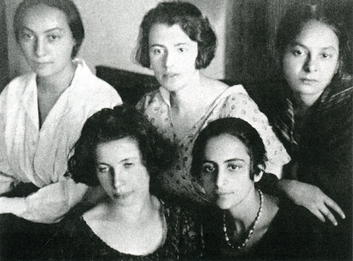 Ο κύκλος των γυναικών, φίλων του Νίκου Καζαντζάκη, στο Βερολίνο, κατά τα έτη 1922-1923, Itka Horowitz, Lea Dunkelblum, Rosa Schmulewitz, Dina Matus και, κάτω δεξιά, Rahel Lipstein. Δημοσιεύεται στο Περιοδικό «Δέντρο», τεύχος 155-156, Μάιος 2007.  