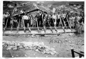 Ψήσιμο αρνιών το Πάσχα του 1935 στην Αμφίκλεια Φθιώτιδας. Η φωτογραφία είναι από το αρχείο του Γεωργίου Ποδάρα και δημοσιεύεται στον ιστότοπο:  http://dadi-amfikleia.blogspot.gr.