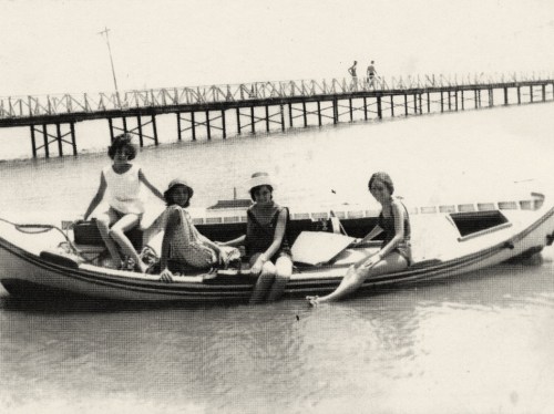 Καλοκαιρινή βαρκάδα! Πίσω η παλιά ξύλινη εξέδρα.