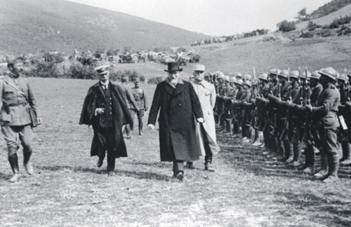 Στο Μακεδονικό Μέτωπο κατά τον Α' Παγκόσμιο Πόλεμο, 1918. Αρχείο: Εθνικό Ίδρυμα Ερευνών & Μελετών «Ελευθέριος Βενιζέλος». 