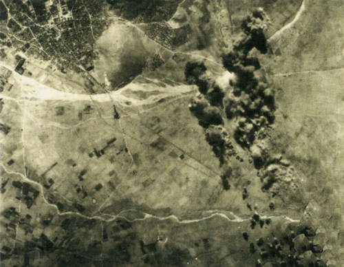 Αεροφωτογραφία μετά από βομβαρδισμό του αεροδρομίου. Επάνω αριστερά η πόλη του Άργους