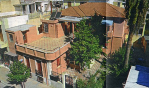 Το κτίριο της κλινικής Κεραμίδα, όπως είναι και σήμερα. Στο ισόγειο, από αριστερά προς τα δεξιά, ήταν το γραφείο, το εξεταστήριο, το χειρουργείο και στο βάθος οι θάλαμοι ασθενών. Κάτω από το ισόγειο  αντιαεροπορικό καταφύγιο.