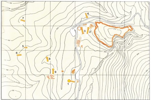 Κάτοψη της περιοχής των Μυκηνών με τους θολωτούς τάφους: 1. Θησαυρός του Ατρέα 2. Τάφος της Κλυταιμνήστρας 3. Τάφος του Αίγισθου 4. Τάφος των Λεόντων 5. Τάφος των Δαιμόνων 6. Τάφος των Κυκλώπων  7. Τάφος κάτω Φούρνος 8. Τάφος πάνω Φούρνος  9. Τάφος της Παναγίτσας 