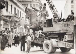 Αθήνα, μεταφορά του αγάλματος του Κολοκοτρώνη. 