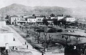Η κεντρική πλατεία Μεγαλόπολης το 1928. Αρχείο: 3ο Δημοτικό Σχολείο Μεγαλόπολης. 